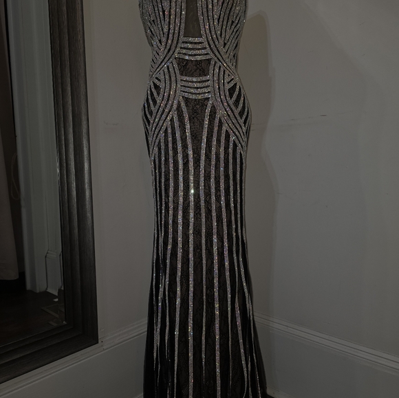 Stunning special occasion sequence gown - Picture 13 of 16